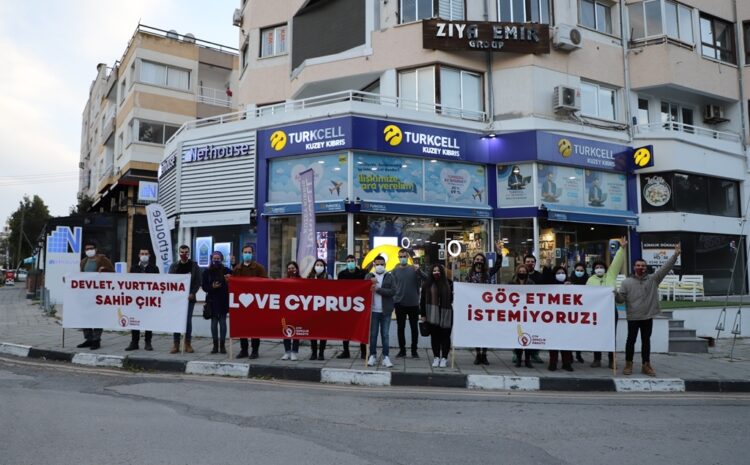  Gençler Kıbrıs’a olan sevdalarını sokaklara taşıdı