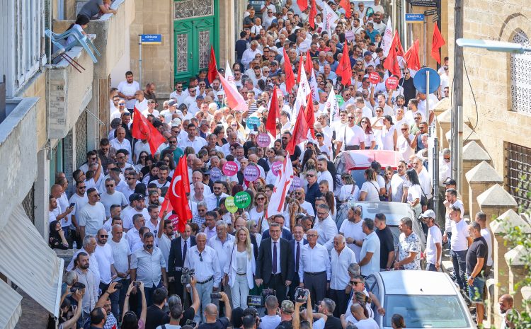 Erhürman yüzlerce kişiyle yürüdü, başvurusunu yaptı